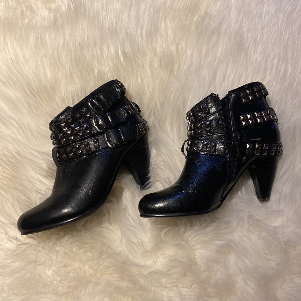 Vangelo Ankle Boot Size 5 Black with Studs and buckles Zipper closure